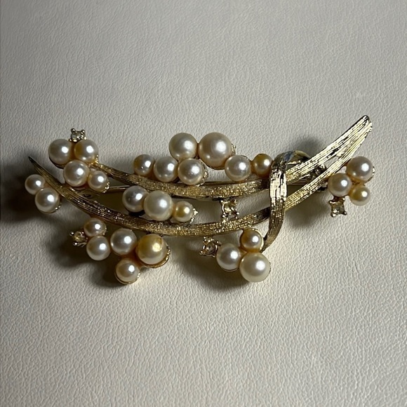 𝅺VINTAGE gold tone and pearl brooch with sparkles stones . 2.5” long - Picture 1 of 3